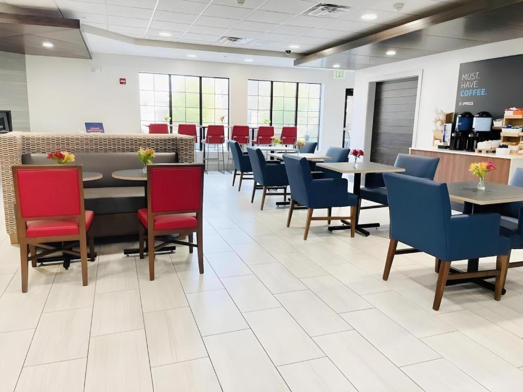 Holiday Inn Express Hotel & Suites Grand Island By Ihg Екстериор снимка